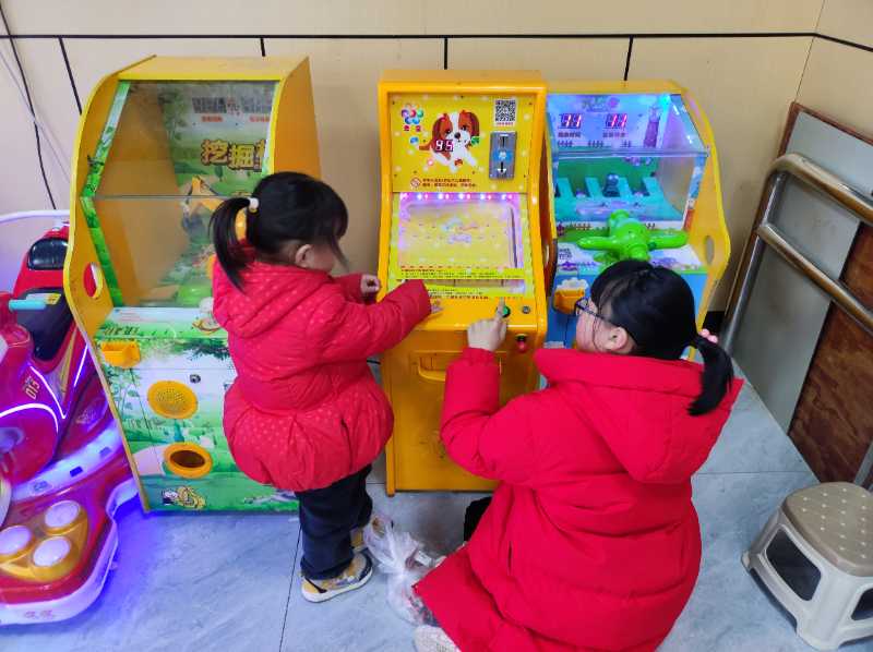 姐姐带妹妹玩弹珠游戏机😁👍