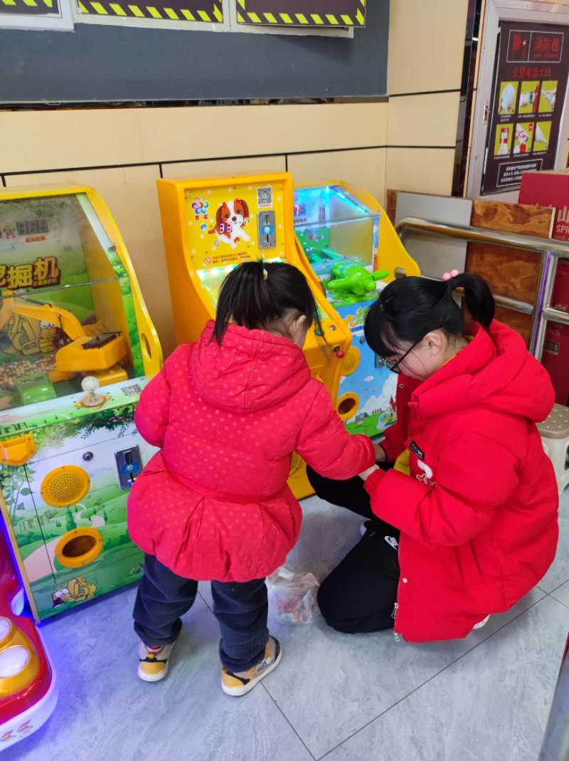 姐姐带妹妹玩弹珠游戏机😁👍
