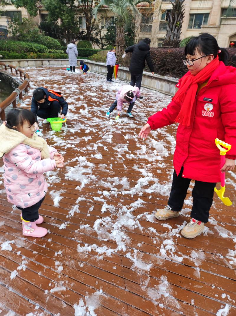 南通下了一点点雪,她们也玩的很开心