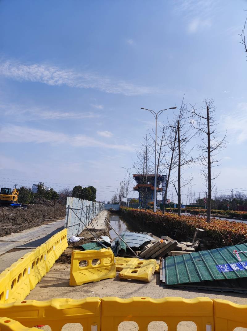 青年东路通新世纪大道方向正在建造地铁桥墩