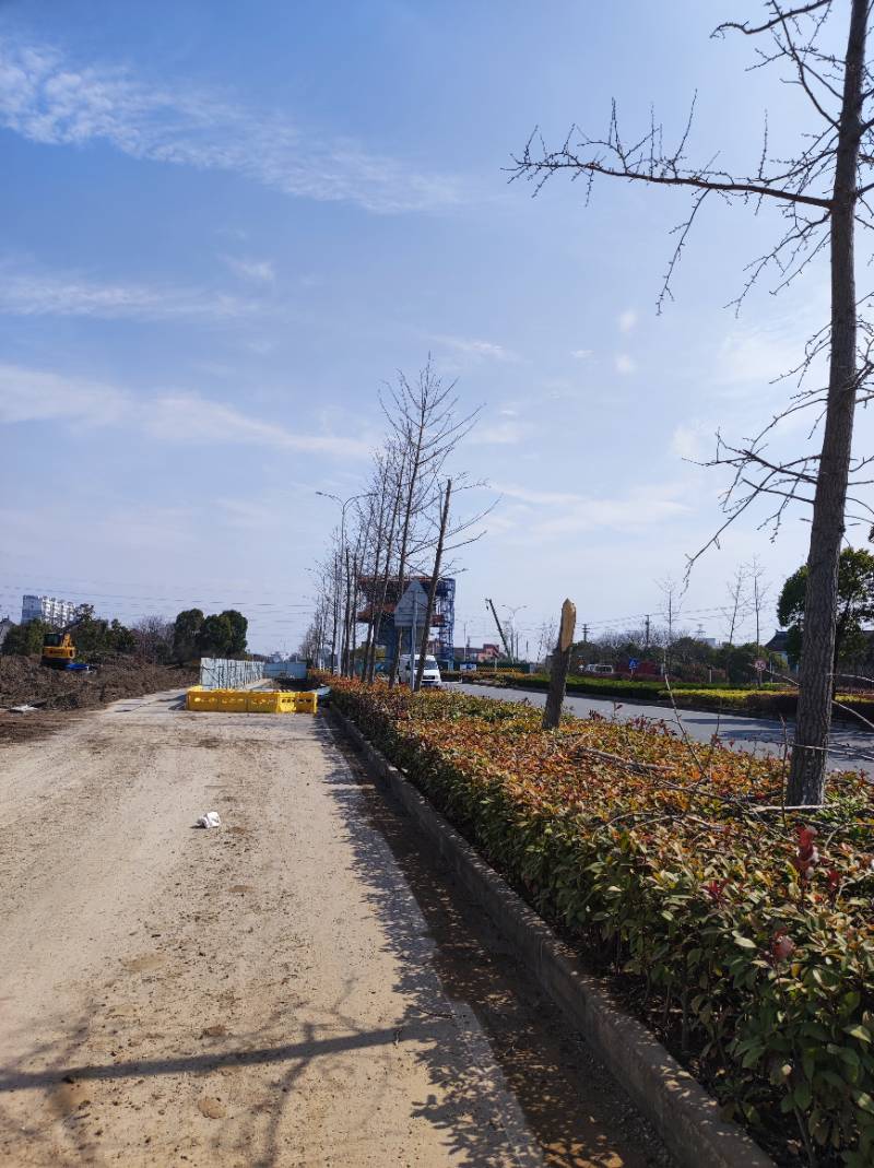 青年东路通新世纪大道方向正在建造地铁桥墩