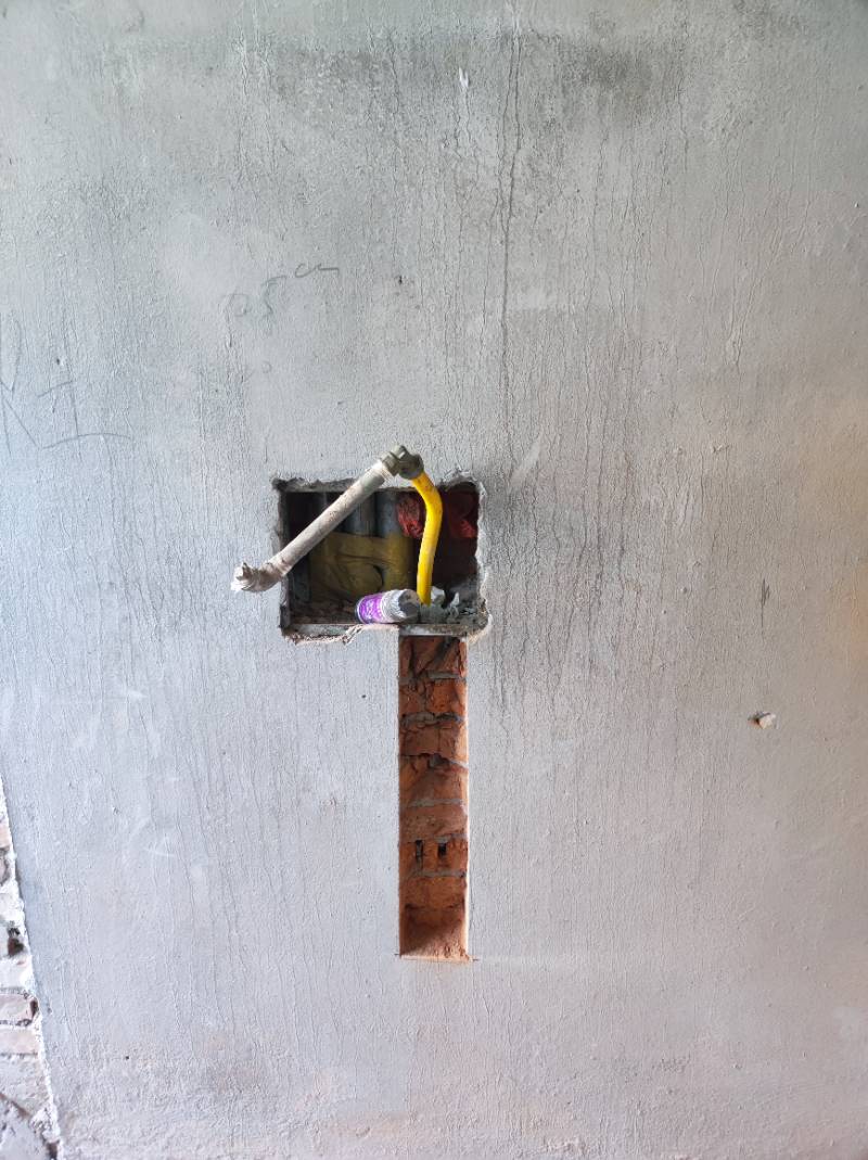 开孔时一定要注意观察，尤其是一些老小区