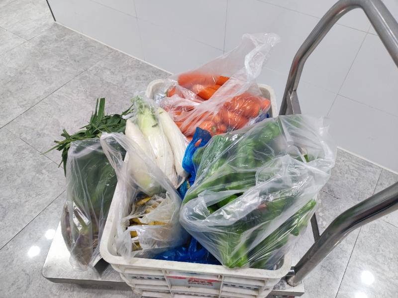 今天去大女儿学校食堂做验菜家长志愿者