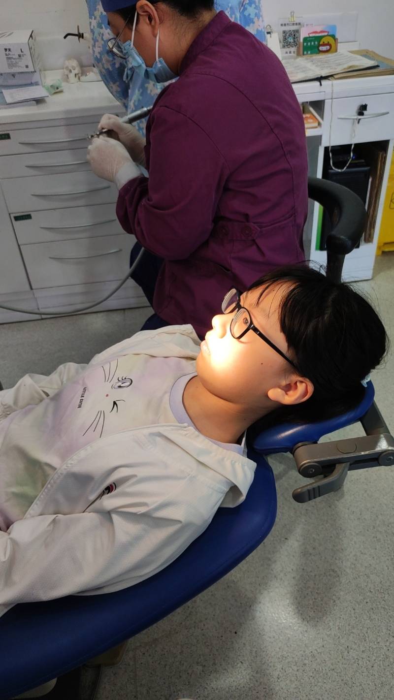 大女儿在口腔医院补牙