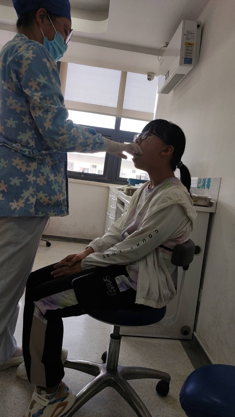 大女儿在口腔医院补牙