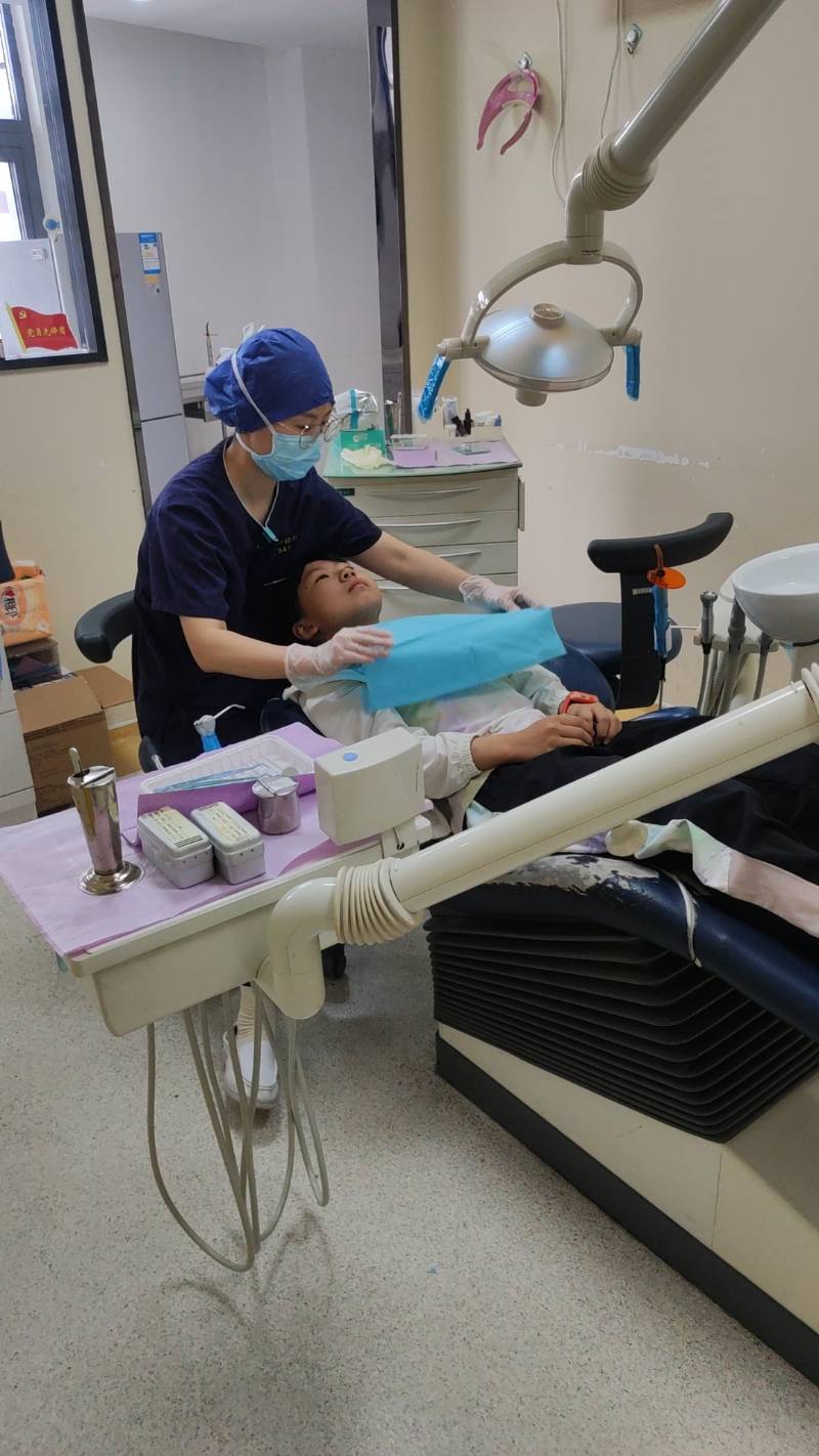 大女儿在口腔医院补牙