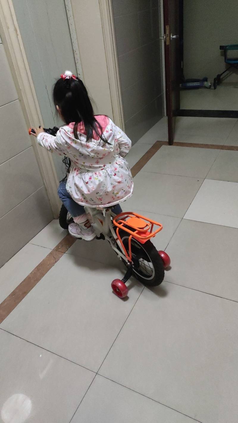 为小女儿的自行车装上&ldquo;飞翔之翼&rdquo;