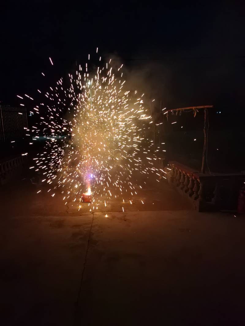 正月初一，烟火向星辰