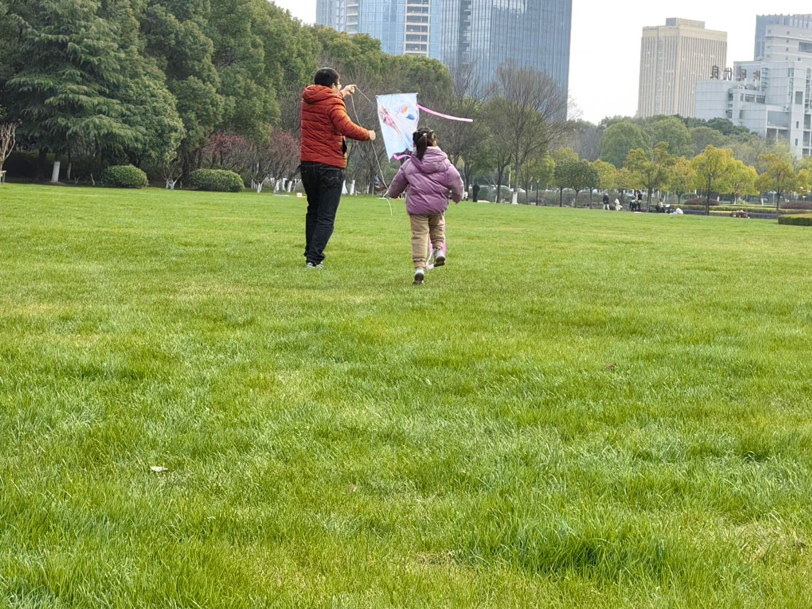 陪伴女儿放风筝的春日午后
