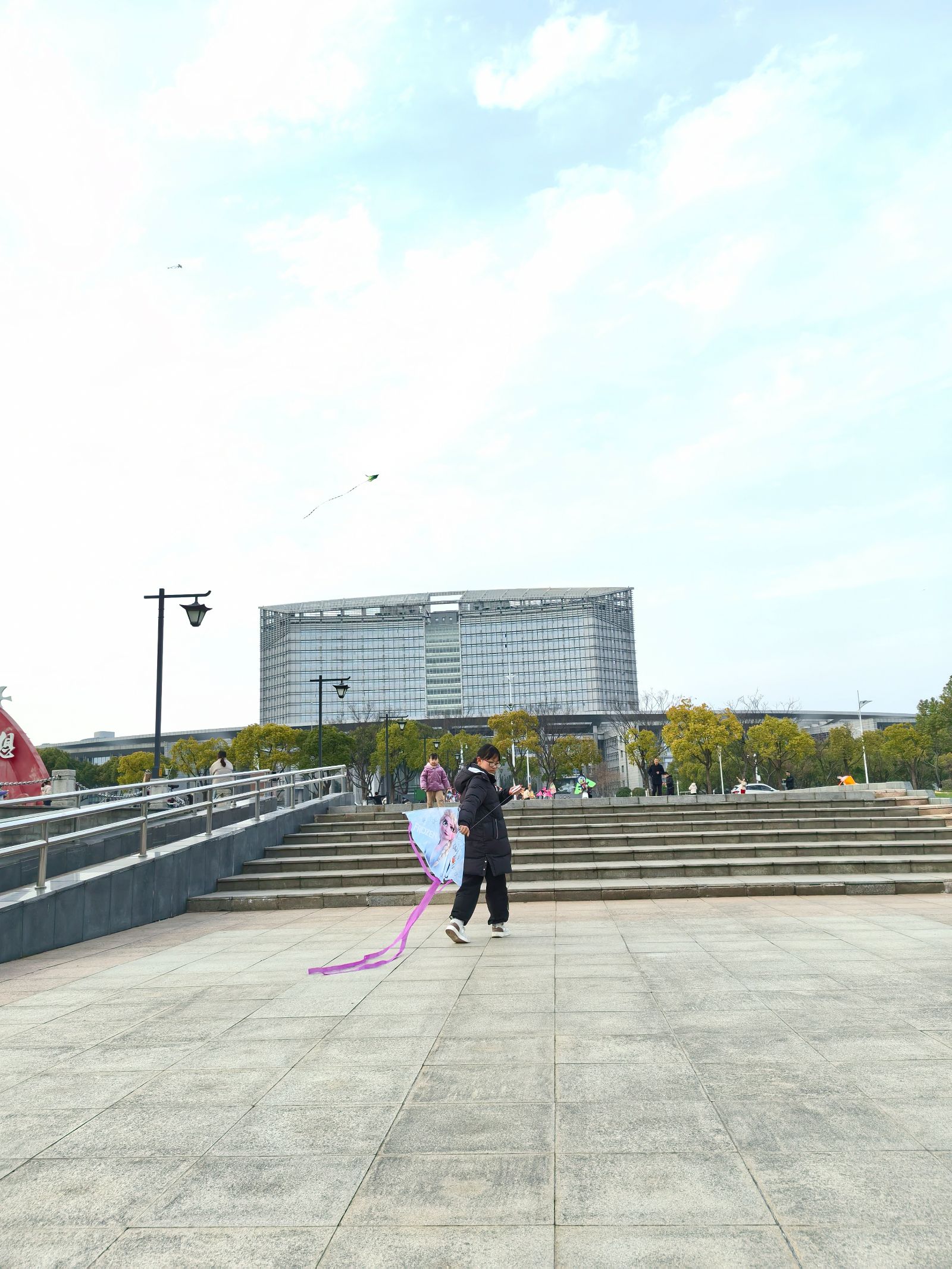 陪伴女儿放风筝的春日午后