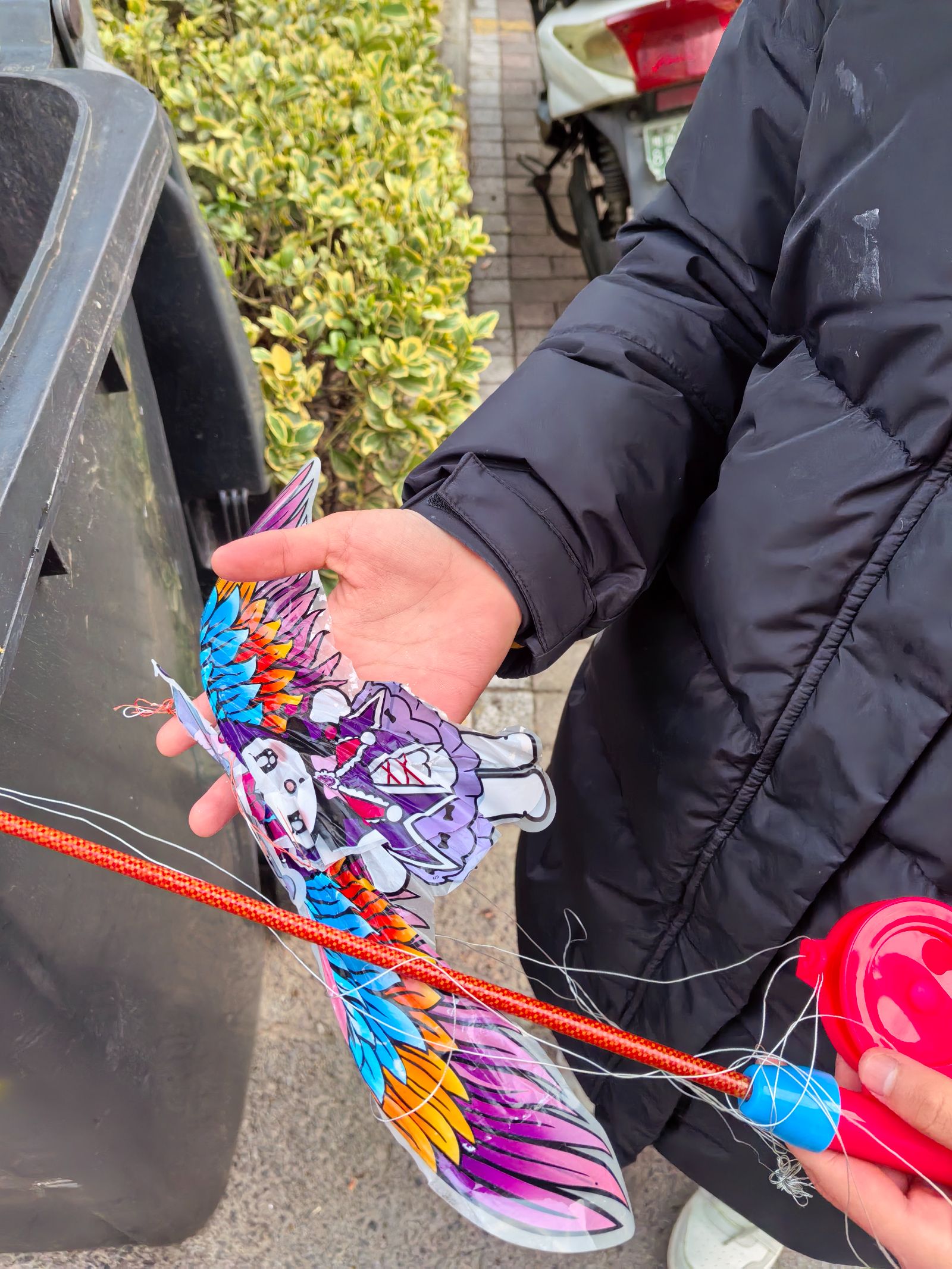 陪伴女儿放风筝的春日午后