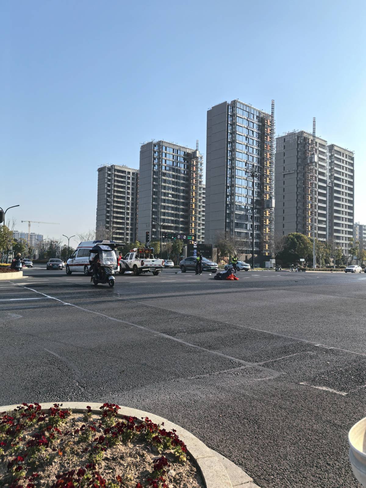 在去应急医院干活路上看到的交通事故