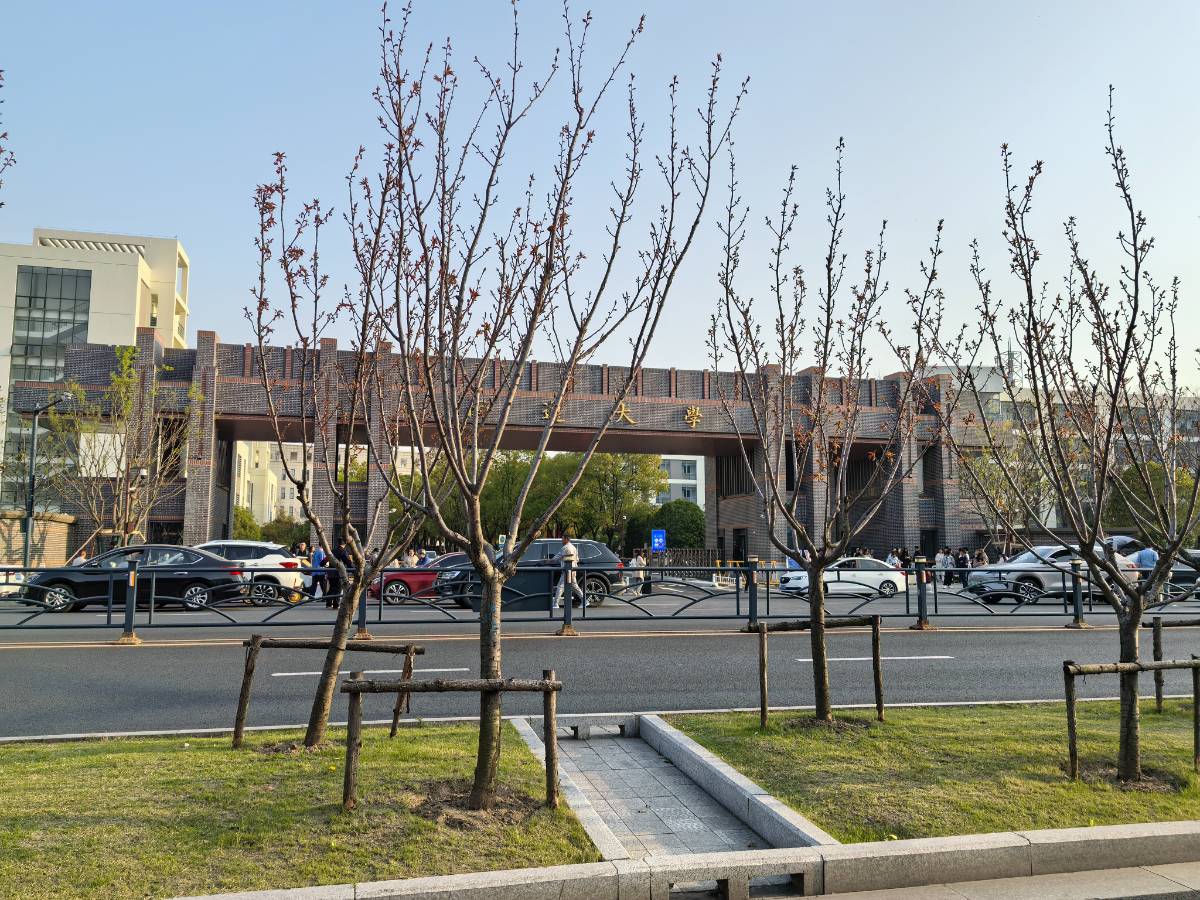 南通大学的校门庄重而沉静