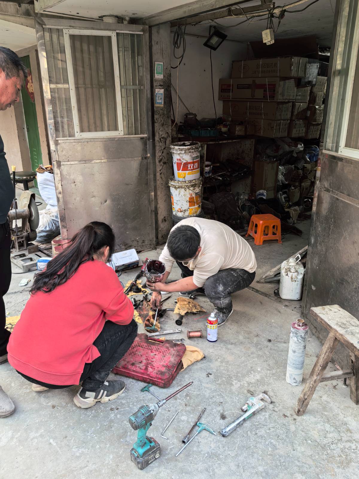 今天去焊钻头,看开孔机器修理