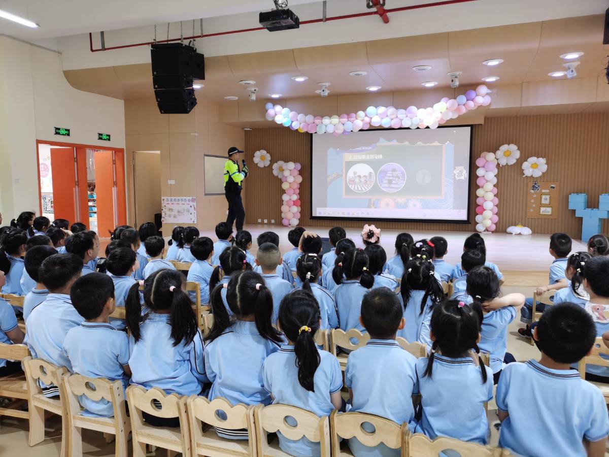 小宝贝在帅气的警用摩托上