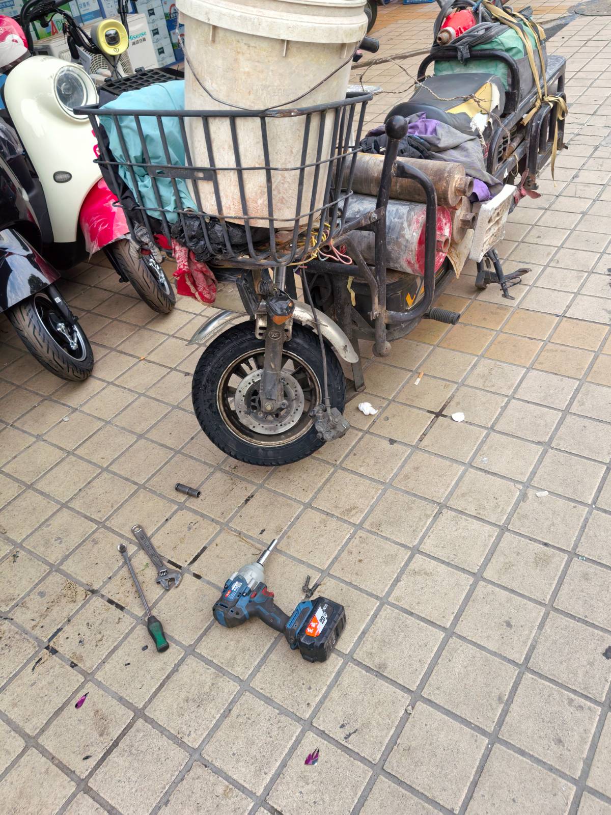 街头修车摊记事：给“老伙计”续命，重启风雨同行的奔赴