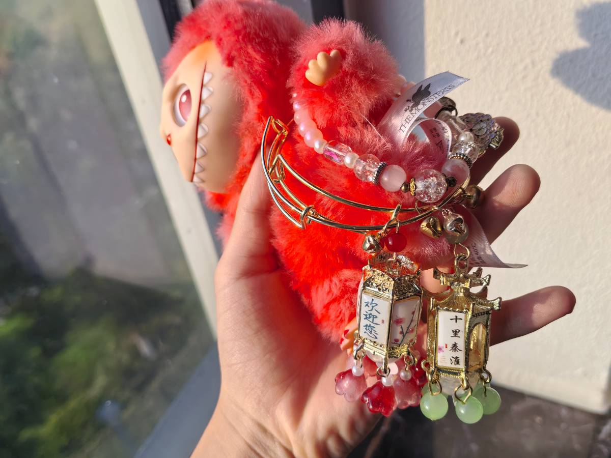 拉布布火的核心就是抓住了大家的“猎奇心”和“跟风心理”
