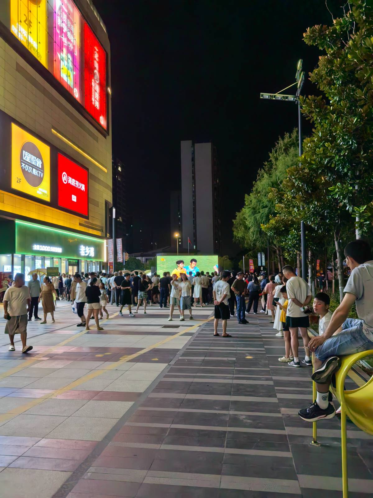 食光、赛事与童声:姐妹俩的周末片段