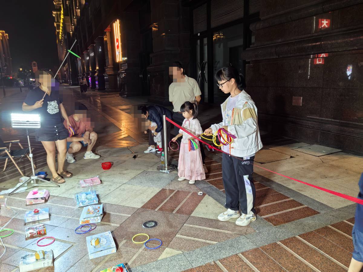 大有镜遛娃：被小女儿的“套圈热情”拿捏了