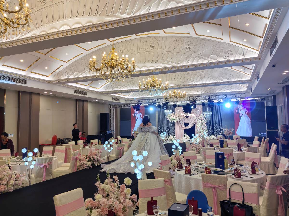 家有“社恐搭子”姐妹花!婚礼献唱《虫儿飞》,礼物与勇气双丰收