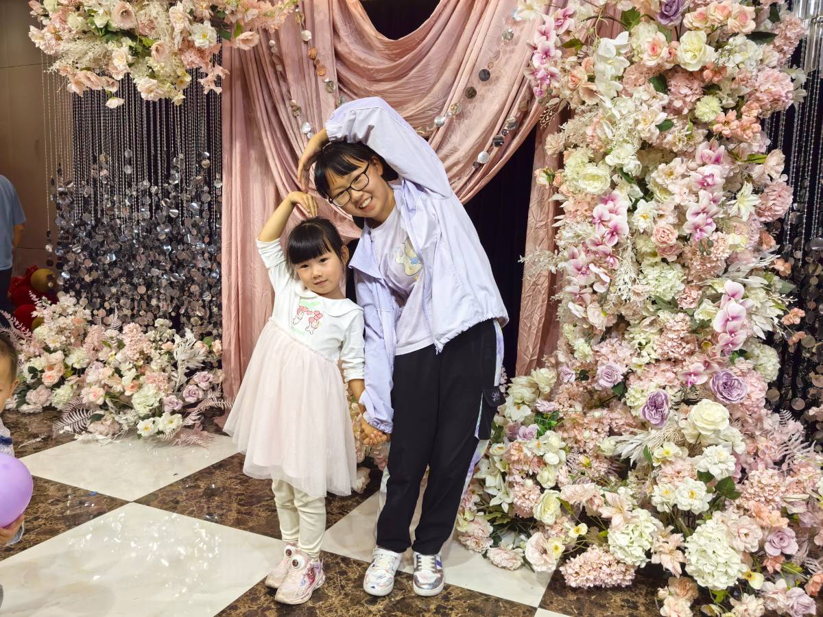 家有“社恐搭子”姐妹花！婚礼献唱《虫儿飞》，礼物与勇气双丰收