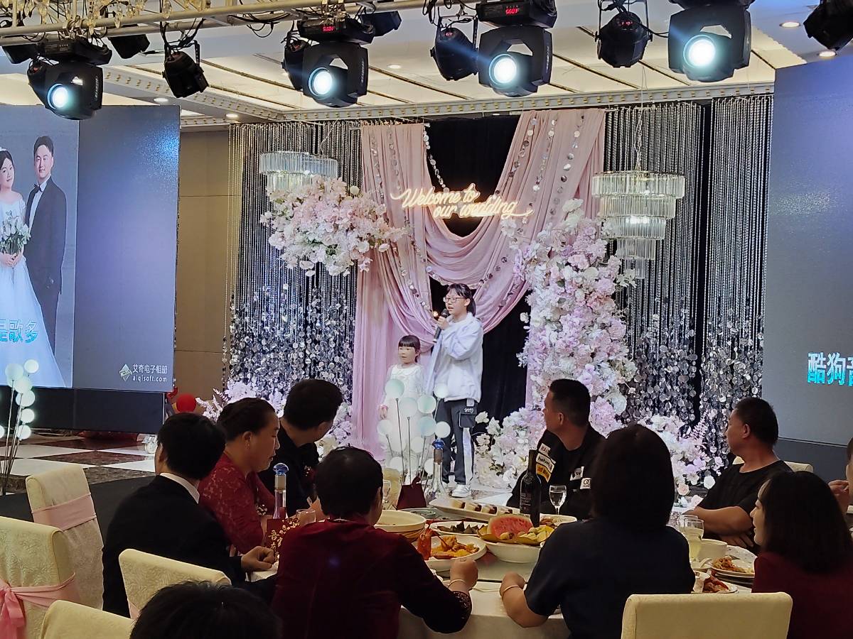 家有“社恐搭子”姐妹花！婚礼献唱《虫儿飞》，礼物与勇气双丰收