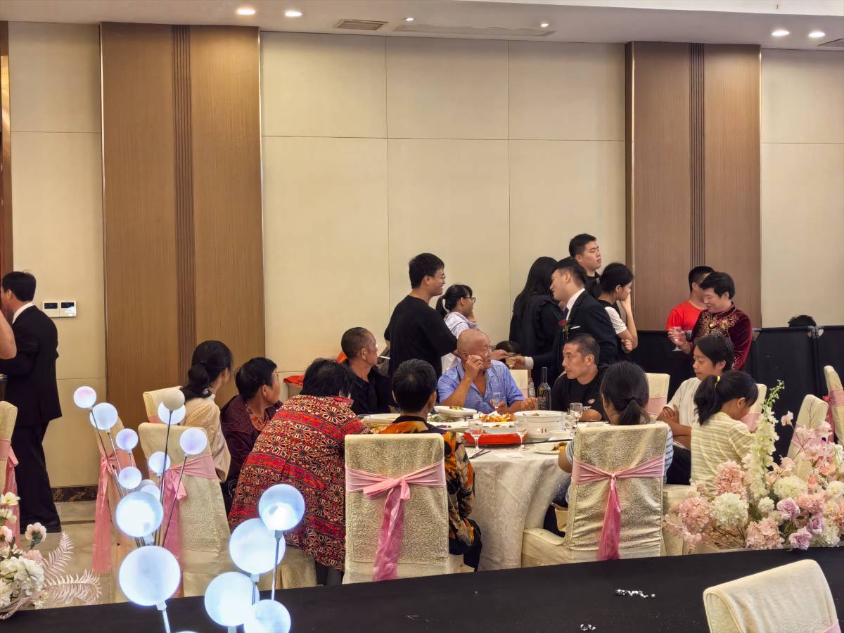 家有“社恐搭子”姐妹花!婚礼献唱《虫儿飞》,礼物与勇气双丰收