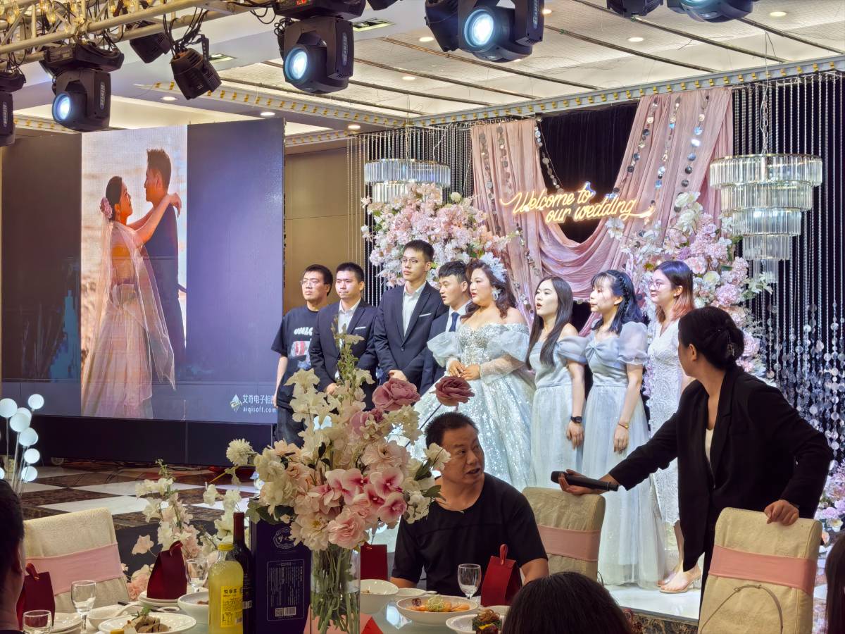 家有“社恐搭子”姐妹花!婚礼献唱《虫儿飞》,礼物与勇气双丰收