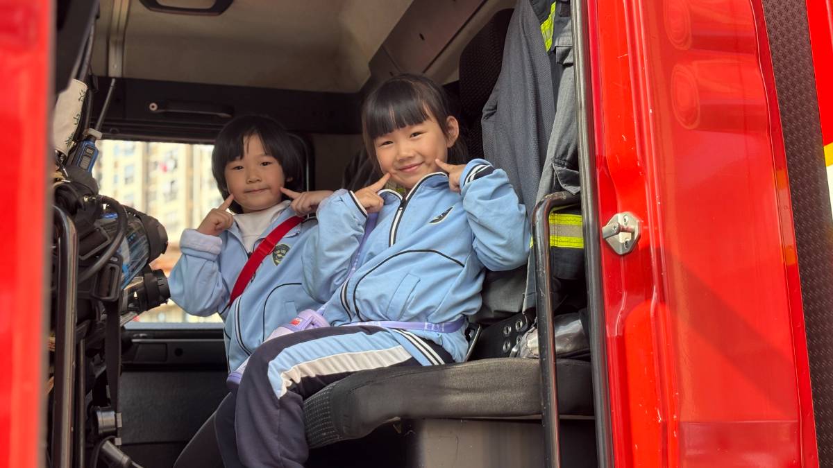幼儿园消防日：穿校服的小不点们，把消防车变成了“快乐基地”